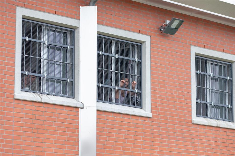 Insassen blicken durch vergitterte Fenster in der Unterbringungseinrichtung für Ausreisepflichtige in Büren (Archivfoto)Friso Gentsch/dpa