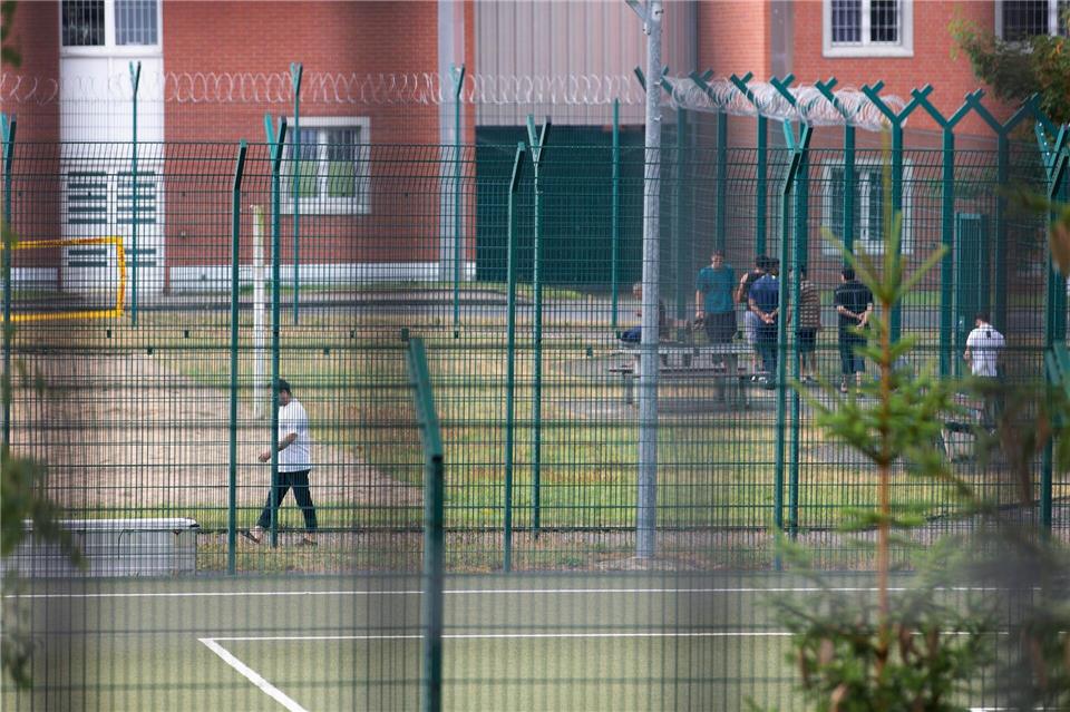 Insassen der Abschiebehaftanstalt Büren auf dem Freigelände (Archivfoto)Friso Gentsch/dpa