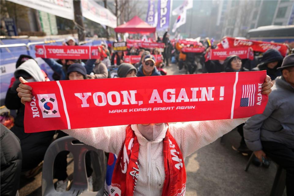 Insbesondere bei vielen älteren Südkoreanern genießt Ex-Präsident Yoon Suk Yeol nach wie vor hohe Beliebtheit.Lee Jin-man/AP/dpa