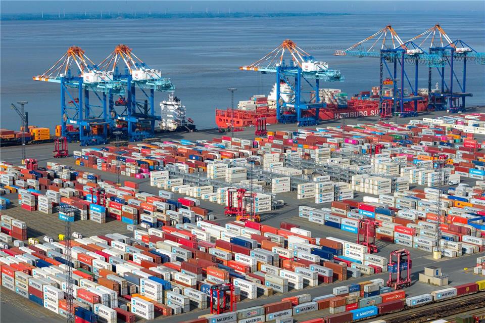 Insbesondere der Containerumschlag in Bremerhaven floriert.Sina Schuldt/dpa