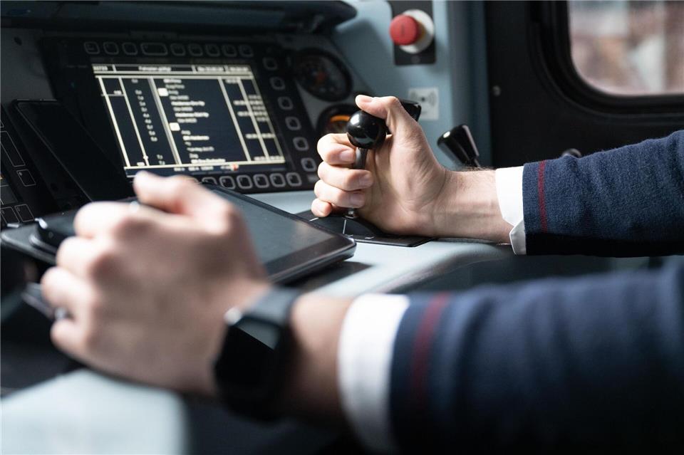 Bahn stellt rund 5.200 Azubis ein  Insbesondere im operativen Bereich sucht die Bahn weiterhin Personal - und stellt nun trotz Krise Tausende Auszubildende ein. (Archivbild)Sebastian Kahnert/dpa