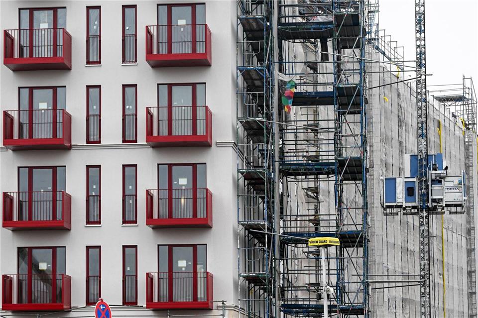 Insbesondere in Ballungsgebieten und Großstädten finden Beschäftigte immer schwerer eine Wohnung. (Symbolbild)Jens Kalaene/dpa