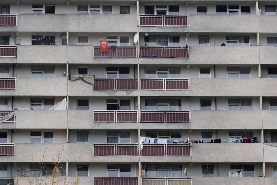 Insbesondere in Großstädten nimmt die Überlastung der Bevölkerung durch Wohnkosten zu. (Archivbild)Boris Roessler/dpa