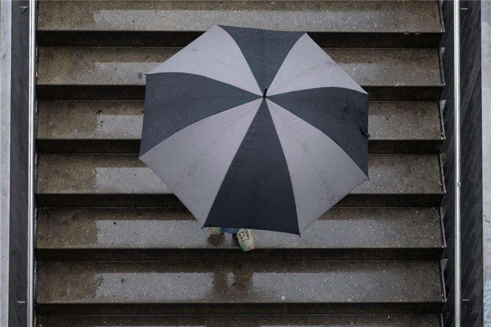 Insbesondere in Westsachsen und im Vogtland wird der Regenschirm heute zum unverzichtbaren Begleiter. (Archivbild)Marijan Murat/dpa