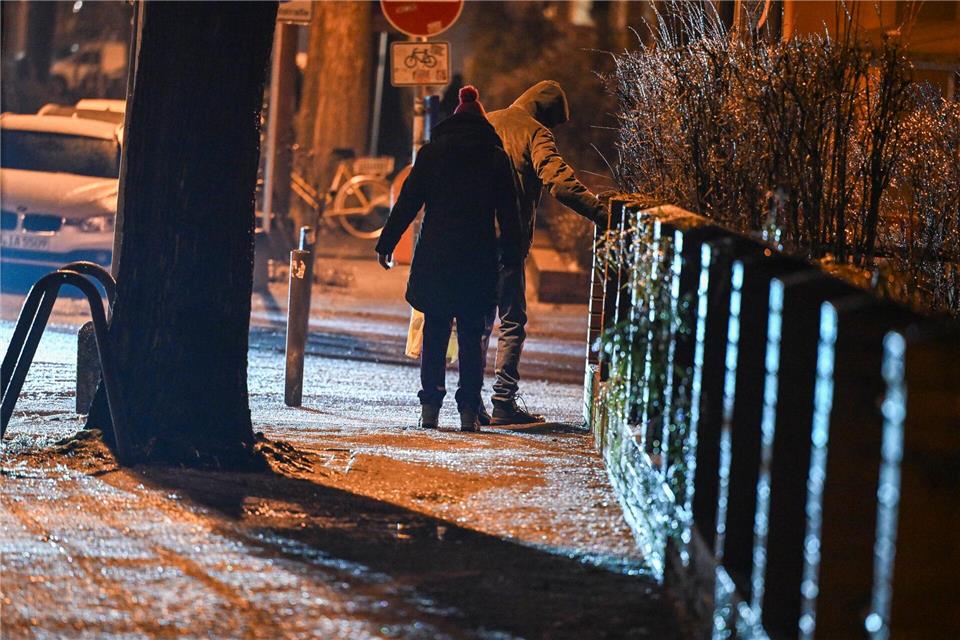 Insbesondere in der Hauptstadt gibt es laut Krankenhausgesellschaft viele Stürze wegen Glätte. (Archivbild)Jens Kalaene/dpa