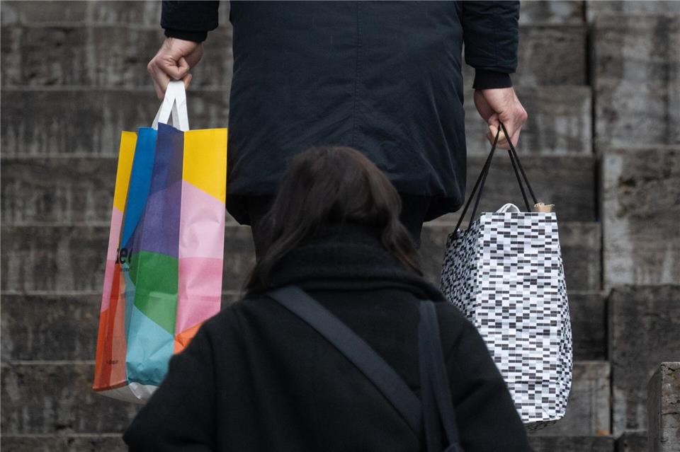 Insbesondere zu Weihnachten brummt das Geschäft im Einzelhandel. (Archivbild)Marijan Murat/dpa