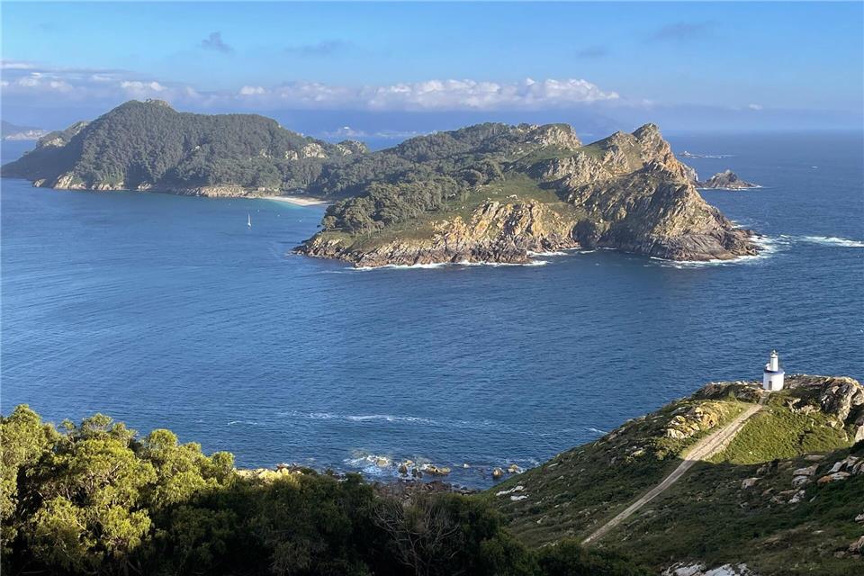 Inselwelten: Blick von Do Faro auf die Nachbarinsel San Martino.Manuel Meyer/dpa-tmn