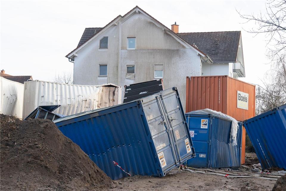 Insgesamt 15 mit Wasser gefüllte Stahlcontainer hatte die Stadt Hanau dreistöckig aufstellen lassen, um die Druckwelle der Sprengung abzumildern.Boris Roessler/dpa