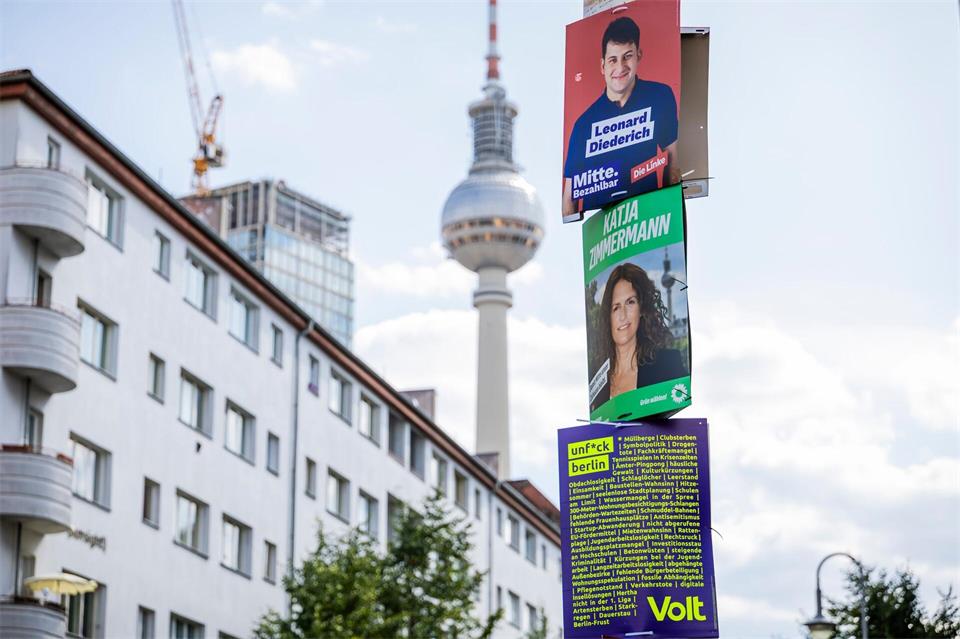 Insgesamt 17 Parteien treten zur Wahl in Berlin an. Online-Tools können bei der Entscheidungsfindung helfen. Christoph Soeder/dpa