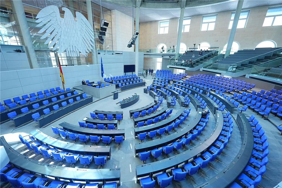 Insgesamt 230.000 Euro Nebeneinkünfte meldeten die Bundestagsabgeordneten aus Sachsen für die aktuelle Legislaturperiode. (Archivbild)Michael Kappeler/dpa