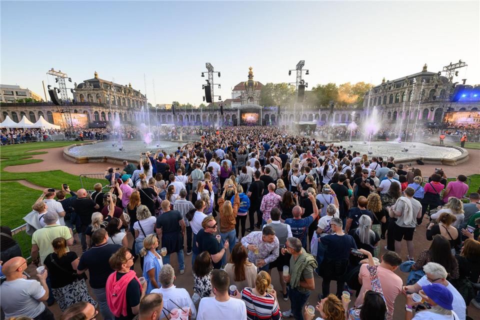 Insgesamt 36.000 Menschen feiern am Pfingstwochenende im Zwingerhof zur Musik des Dresdner DJs Purple Disco Machine.Robert Michael/dpa
