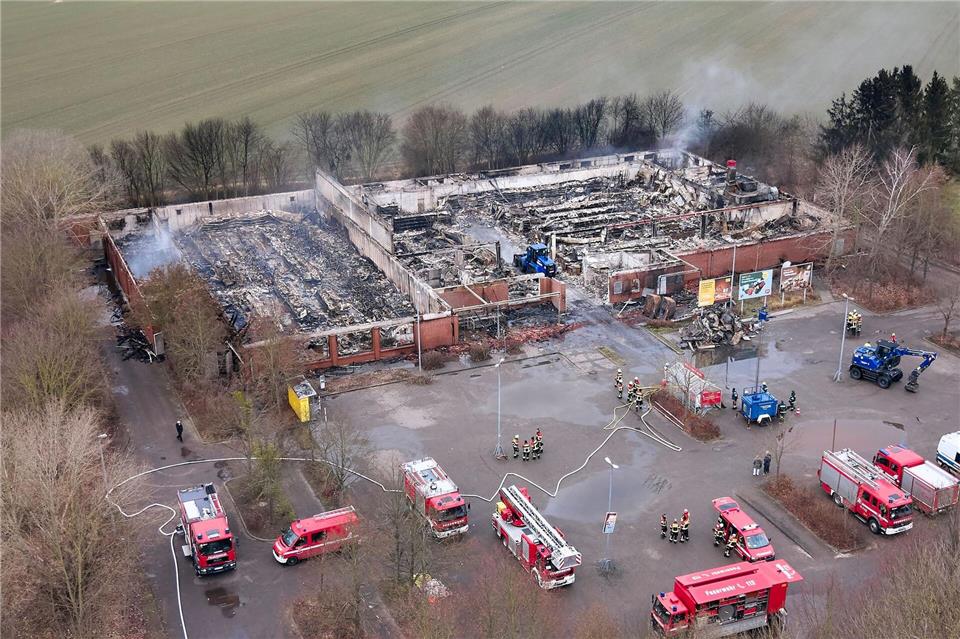 Insgesamt 75 Kräfte der Feuerwehr und zusätzliche THW-Mitarbeiter waren im Einsatz.Michael Ukas/dpa