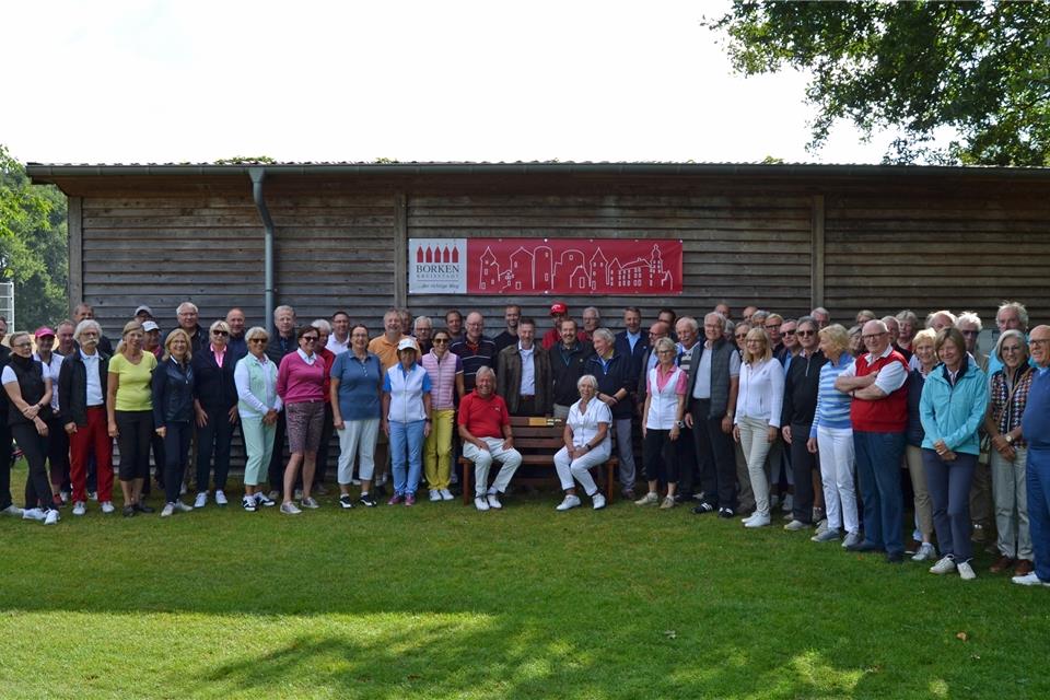 Insgesamt Teilnehmer begrüßten die Organisatoren der 4. Borkener Golf-Stadtmeisterschaften, Ursula und Hilmar Meyer (auf der Bank).