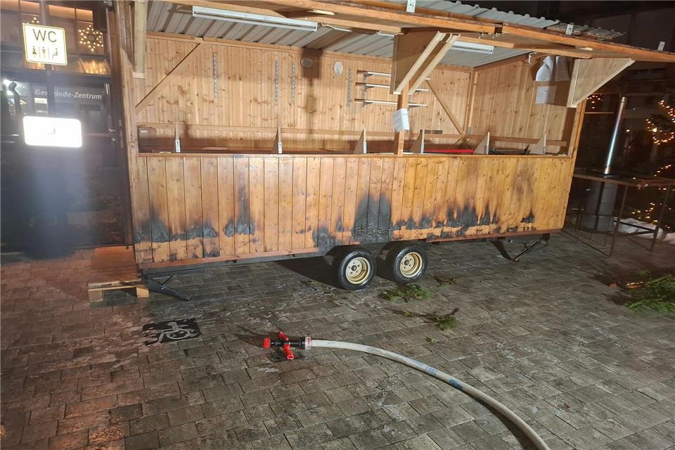 Insgesamt acht Buden sind durch das Feuer beschädigt worden.-/Kreisfeuerwehrverband Cham/dpa