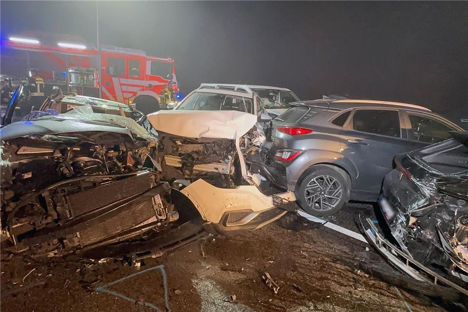 Insgesamt acht Fahrzeuge, darunter auch zwei Sattelzüge, sind auf der A3 bei einem Unfall ineinander gefahren.Fritz Demel/dpa