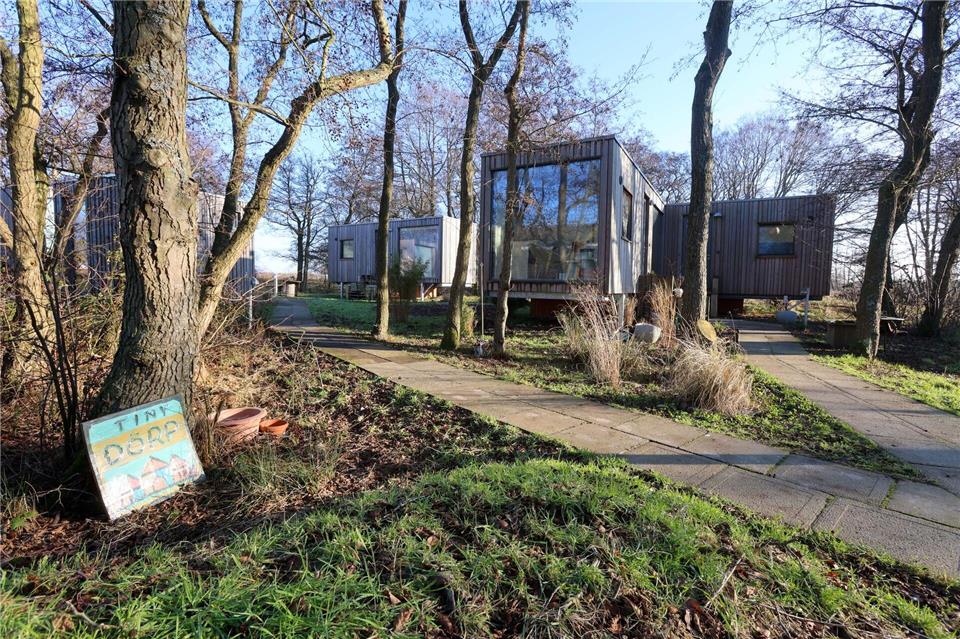 Insgesamt acht Tiny Houses stehen nun im „Tiny Dörp“.Christian Butt/dpa