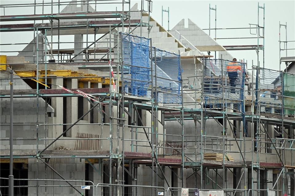 Insgesamt bleibt die Lage auf dem Mietwohnungsmarkt in NRW angespannt, sagt die NRW.Bank. In den nächsten Jahren sieht die Förderbank aber Anzeichen für eine Entspannung. (Archivbild)Federico Gambarini/Deutsche Presse-Agentur GmbH/dpa