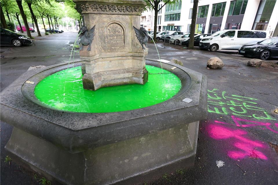 Insgesamt färbten die Aktivisten das Wasser von Brunnen in 17 Städten.Bodo Marks/dpa