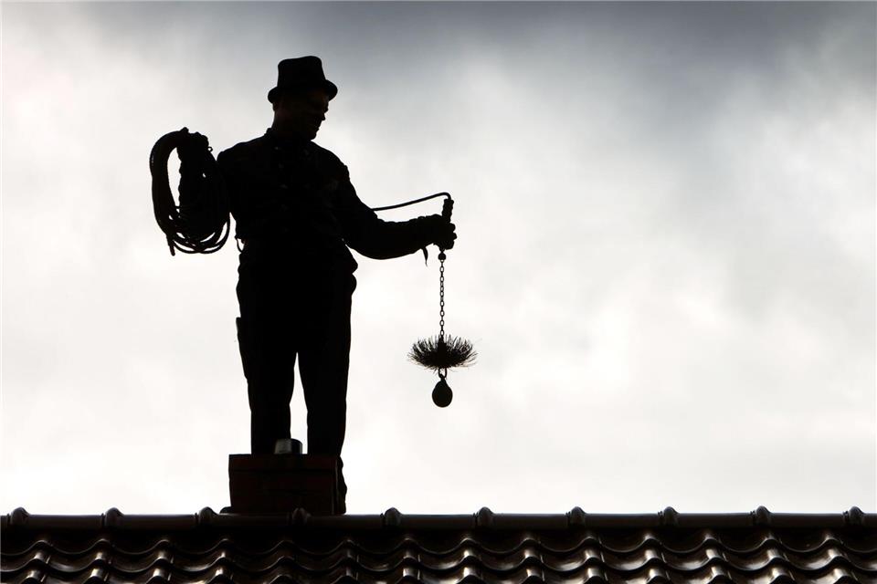Insgesamt für sieben Berufe gibt es ab August neue Ausbildungsordnungen, unter anderem für Schornsteinfeger.Patrick Pleul/dpa/dpa-tmn