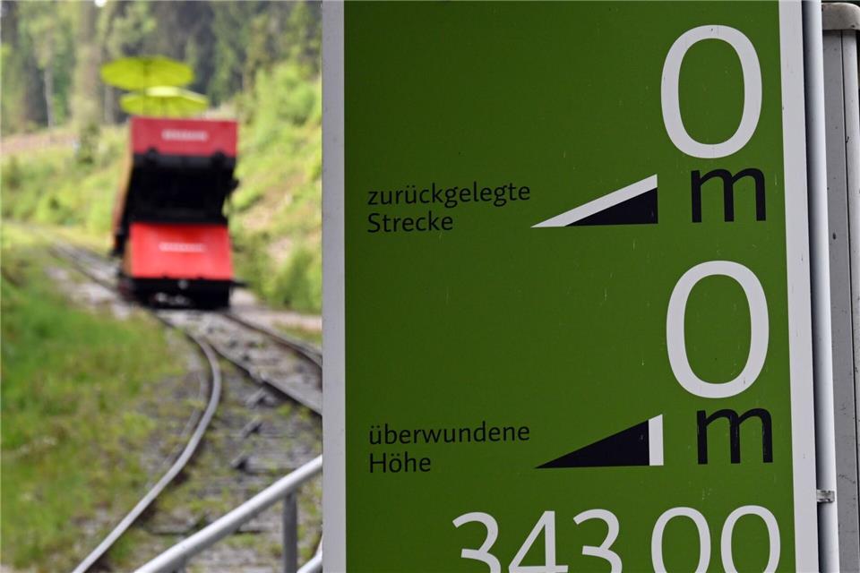 Insgesamt investiert die Deutsche Bahn nach eigenen Angaben rund zehn Millionen Euro in die Thüringer Bergbahn.Martin Schutt/dpa