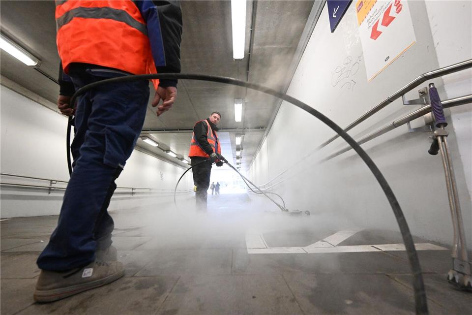 Insgesamt ist der Frühjahrsputz an mehr als 200 großen und kleinen Bahnhöfen im Südwesten geplant.Bernd Weißbrod/dpa
