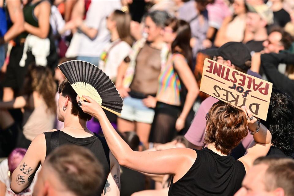 Insgesamt liefen bei der Kundgebung laut Polizei rund 7.000 Menschen mit. Sebastian Gollnow/dpa