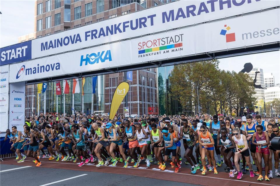 Insgesamt mehr als 25.000 Teilnehmerinnen und Teilnehmer erwarten die Organisatoren in diesem Jahr beim Frankfurt-Marathon.Hannes Albert/dpa