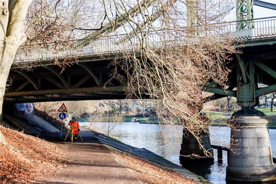 Insgesamt müssen zwölf Stadtbuslinien umgeleitet werden, auch Autofahrer müssen mit Umleitungen und Behinderungen rechnen. (Archivfoto)Axel Heimken/dpa
