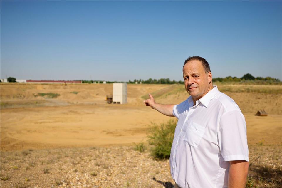 Insgesamt passen nach seinen Angaben rund 30.000 Lkw-Ladungen Erdboden in den Krater.Thomas Banneyer/dpa