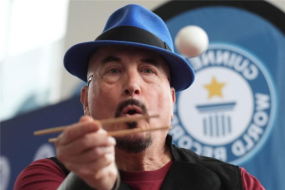 Insgesamt schaffte es Joe Alexander, elf Eier mit den Stäbchen zu fangen.  Marcus Brandt/dpa