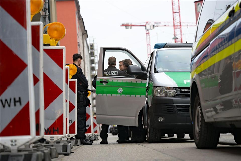Insgesamt sei der Einsatz ohne besondere Vorkommnisse verlaufen, es sei nicht zu Übergriffen gekommen, hieß es von der Einsatzleitung.Malin Wunderlich/dpa