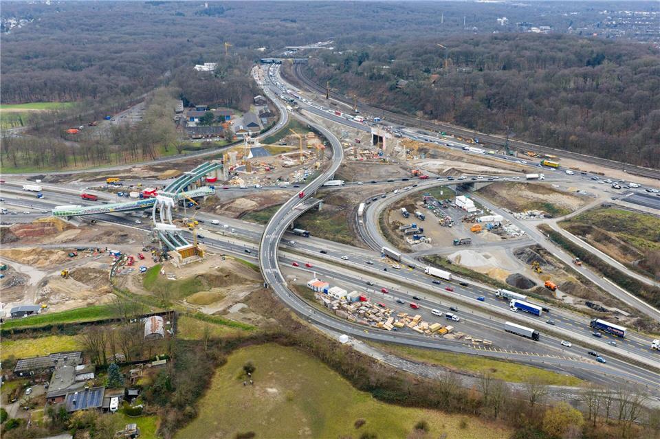 Insgesamt sollen die auf acht Jahre veranschlagten Bauarbeiten im Kreuz Kaiserberg aber noch bis voraussichtlich 2031 weiterlaufen.Christoph Reichwein/dpa