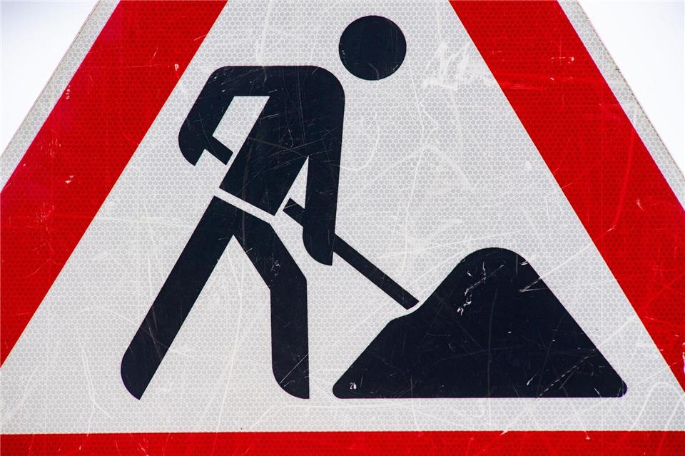 Insgesamt stellten Ermittler Auffälligkeiten bei 19 Baumaßnahmen der Landesstraßenbaubehörde fest. (Symbolbild)Stefan Sauer/dpa