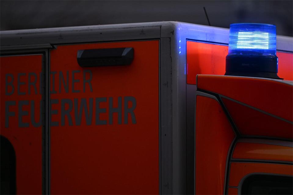 Insgesamt untersuchte der Rettungsdienst 14 Menschen. (Symbolbild)Lilli Förter/dpa