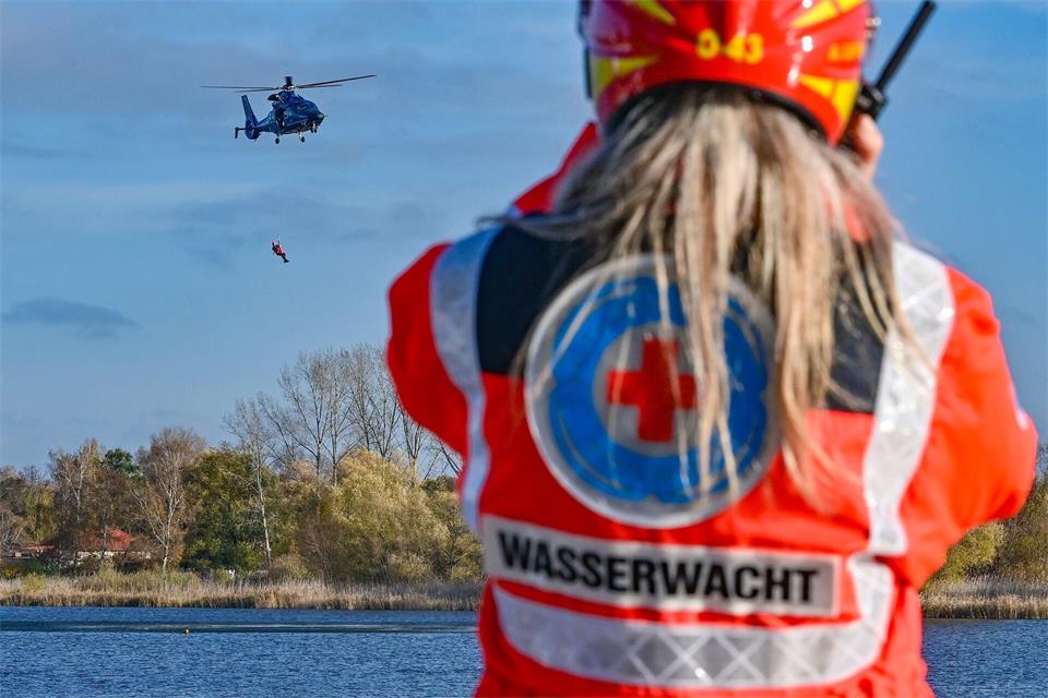 Insgesamt verzeichneten die DRK-Wasserwachten dieses Jahr bisher 725 Einsätze. (Symbolbild)Patrick Pleul/dpa