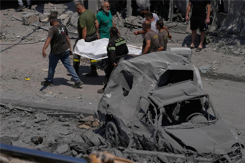 Insgesamt waren am Samstag bei zwei israelischen Luftangriffen im Südlibanon nach Angaben des Gesundheitsministeriums in Beirut mindestens elf Menschen getötet und 19 verletzt worden.Mohammed Zaatari/AP/dpa