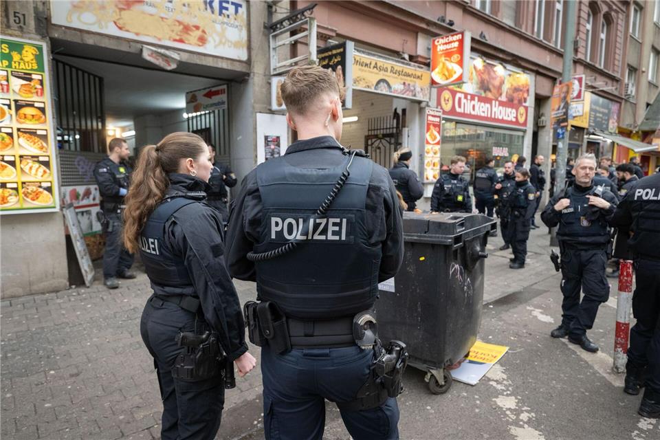 Insgesamt waren bei der achtstündigen Aktion 100 Polizisten im Einsatz. (Archivbild)Boris Roessler/dpa