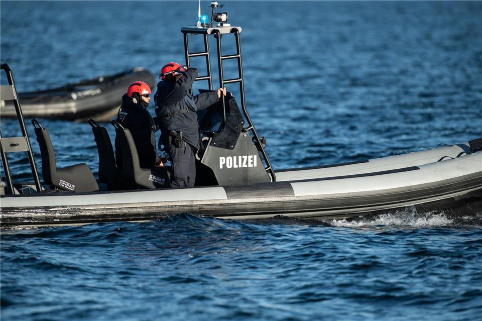 Insgesamt waren demnach vor dem Fährhafen Konstanz-Staad neun Boote von DLRG, Feuerwehr und Wasserschutzpolizei beteiligt. (Archivbild)Silas Stein/dpa