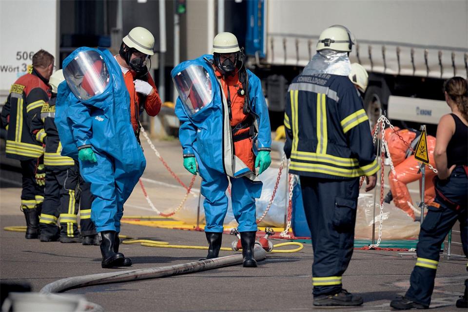 Insgesamt waren rund 150 Einsatzkräfte von Feuerwehr, Rettungsdienst und Polizei vor Ort. Tizian Gerbing/dpa