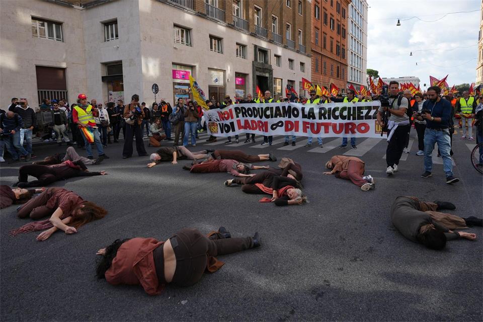 Insgesamt wurde in 50 Städten demonstriert - auch mit Straßenblockaden.Alessandra Tarantino/AP/dpa