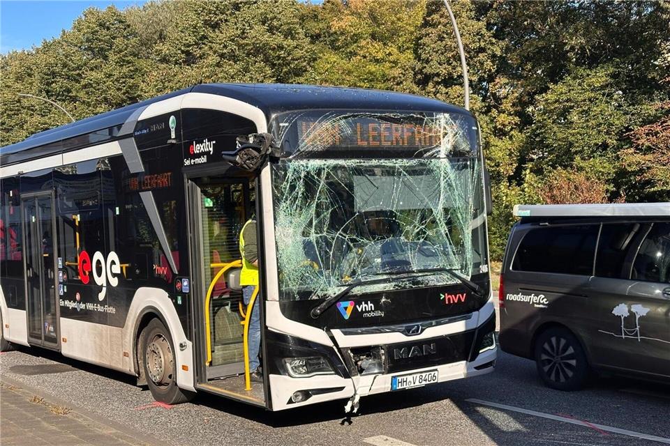 Insgesamt wurden bei dem Unfall zwölf Menschen verletzt. Bodo Marks/dpa