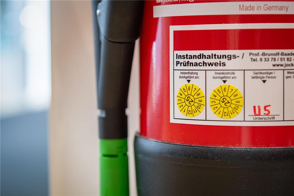 Feuerlöscher für zu Hause: Was beim Kauf und Einsatz zählt Instandhaltungs- und Prüfnachweise: Der Feuerlöscher darf nicht zu alt sein - eine regelmäßige Wartung ist wichtig.Nico Tapia/dpa-tmn