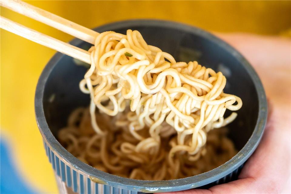 Instantnudeln als schnelle Mahlzeit: Viele Produkte enthalten jedoch so viel Salz, dass schon eine Portion die Hälfte der Tageshöchstmenge ausmacht.Zacharie Scheurer/dpa-tmn