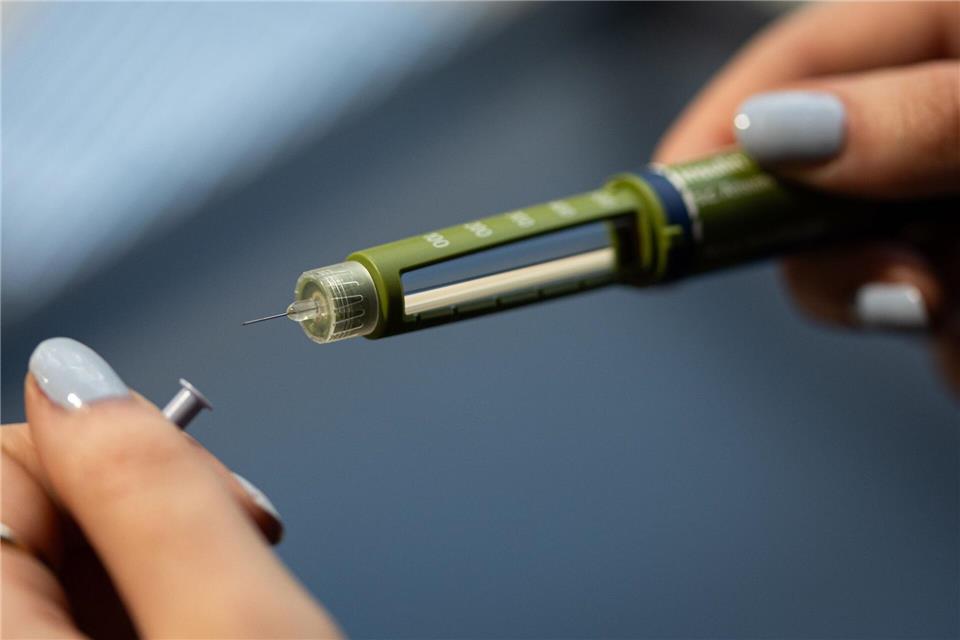 Insulin-Pen bereit, falls es nötig wird: Zeitverschiebung, Hitze, mehr Bewegung – im Urlaub kann der Blutzucker schnell aus der Reihe tanzen.picture alliance/dpa
