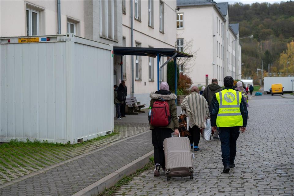 Integrationsminister Schwickert (CDU) hätte gerne auch künftig 5.000 Plätze für Asylbegehrende. (Archivbild)Harald Tittel/dpa