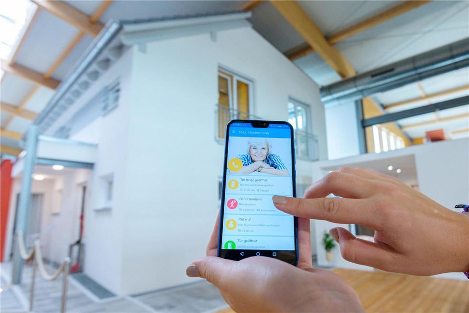 Intelligente Assistenztechniken können den Pflegealltag erleichtern - häufig sind sie per Smartphone steuerbar.picture alliance/dpa