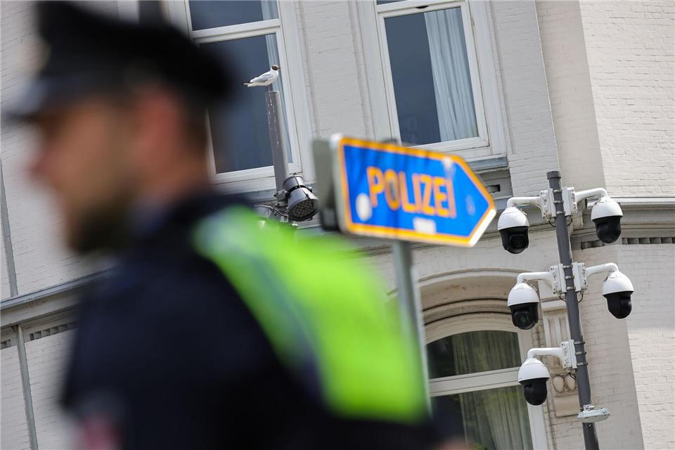 Intelligente Videoüberwachung wird schon seit 2023 am Hansaplatz genutzt. Jetzt kommt sie auch am Hachmannplatz zum Einsatz. (Archivbild)Christian Charisius/dpa