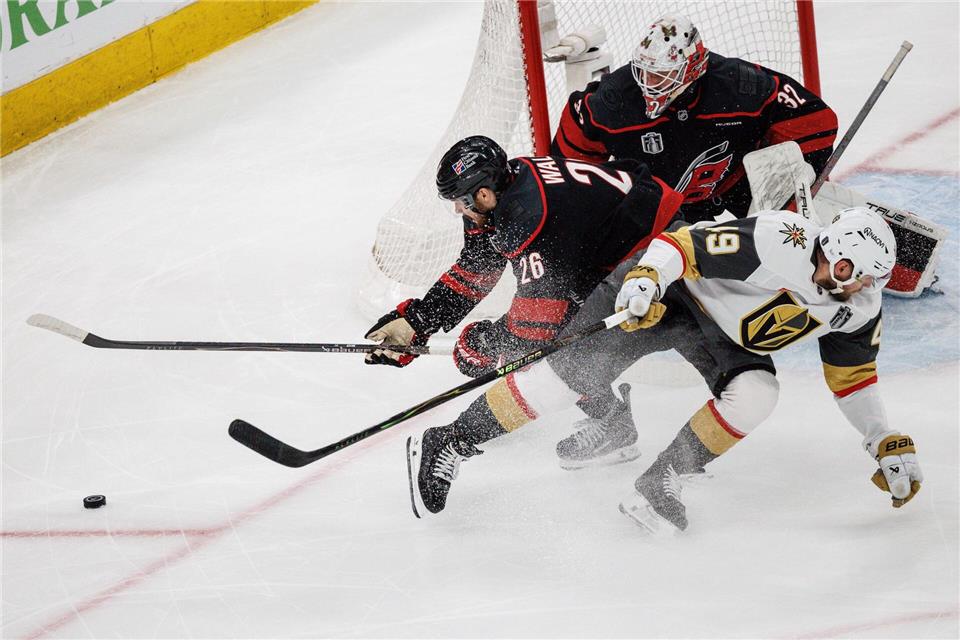 Intensive Duelle auch im fünften Spiel der Serie zwischen den Hurricanes und den Golden Knights.Ben McKeown/AP/dpa
