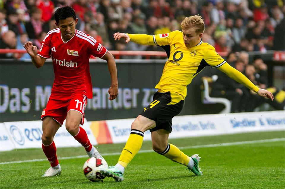 Intensive Zweikämpfe dominierten die erste Halbzeit zwischen Union Berlin und Borussia Dortmund. Julius Frick/dpa