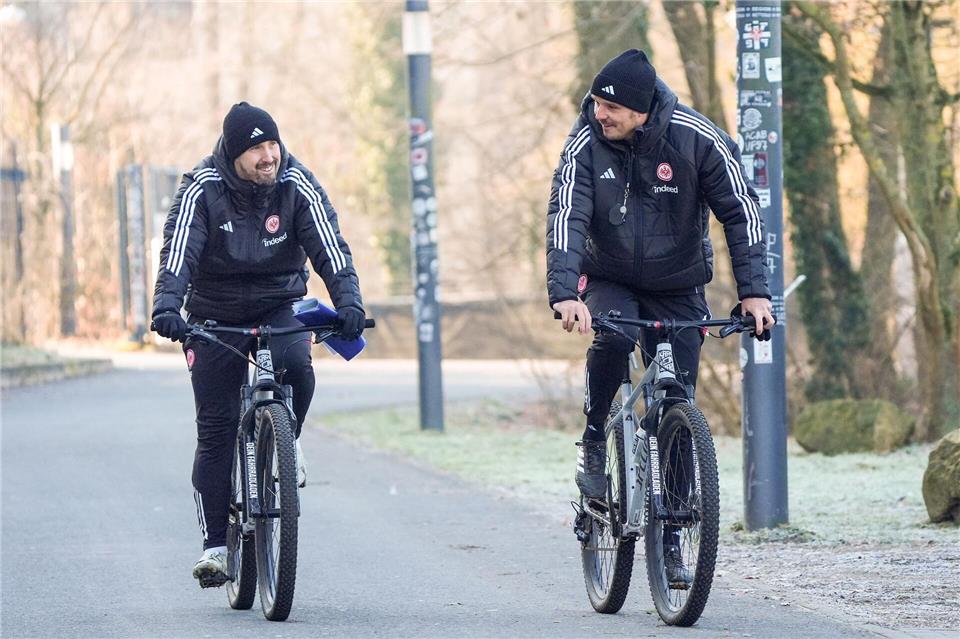 Interimstrainer Dennis Schmitt (l.) und sein Assistent Alexander Meier sind bei der Eintracht gefordert. Marc Schüler/dpa